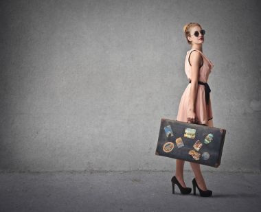 時(shí)尚女人與她的旅行箱照片