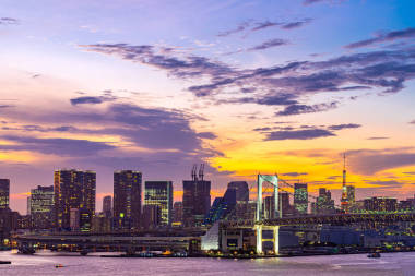 東京天際線的鳥瞰圖，彩虹橋和東京塔在東京灣日落暮光之城從東京市關(guān)東日本臺(tái)臺(tái)