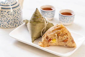 粽子或中国传统糯米水饺图片