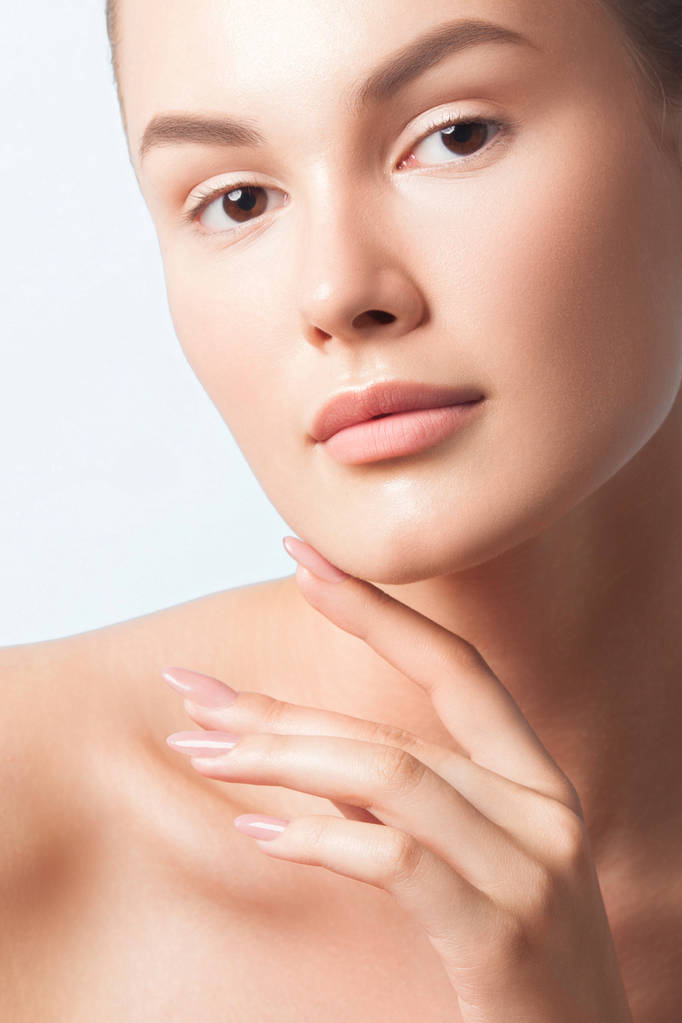 年轻美丽的女人与干净完美的皮肤特写