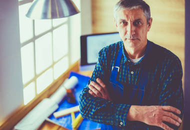 建筑師在辦公室的寫字臺上工作