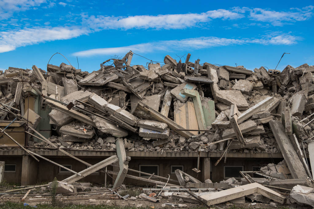 被毁建筑物的混凝土和金属碎片 - 被摧毁的建筑物  被毁建筑物的混凝土和金属碎片 - 被摧毁的建筑物