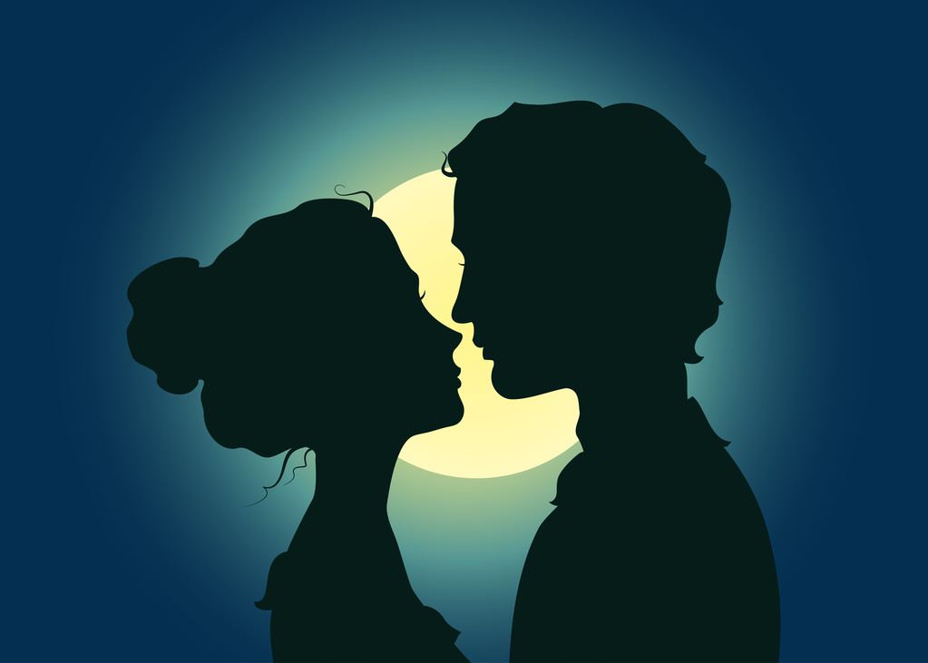 接吻情侣的 silhouettes