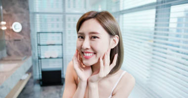 年轻的亚洲护肤的妇女图片