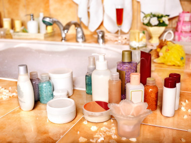 化妆品仍然生活在家里洗澡