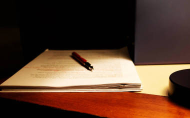 桌子上的模糊校对纸图片