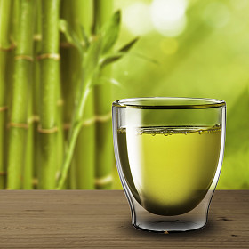 杯木桌上的绿色茶图片