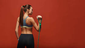 活得更久，活得更坚强。女运动员有锻