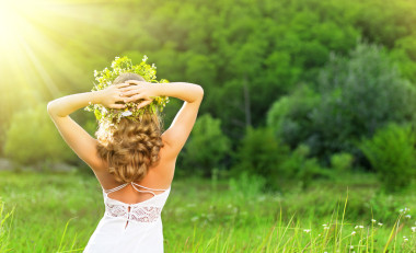 在性質(zhì)上的花朵花環(huán)美麗的女人