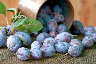 與李子楓葉木制背景上