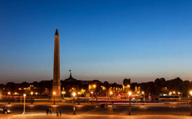 盧克索的協(xié)和廣場(chǎng)和廣場(chǎng)的夜晚 - 巴黎，法國(guó)