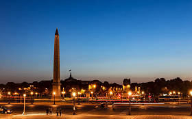 卢克索的协和广场和广场的夜晚 - 巴黎，法国