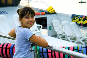 女孩在码头上，在船和海的背景