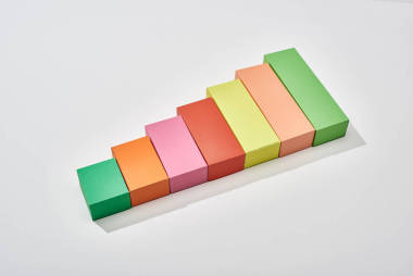 白色背景上带有阴影的增加图的颜色块