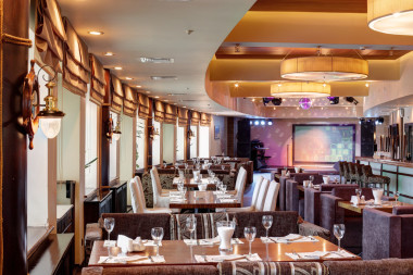 在欧洲风格的豪华餐厅图片