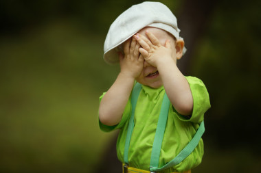 小男孩戲劇捉迷藏圖片