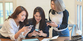 专业创业团队集思广益，同时照片