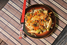 中国面条与蔬菜和鸡照片