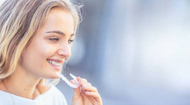 內(nèi)維正畸概念 - 年輕有吸引力的女人持有