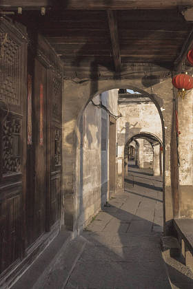 中国南山老城区的街道和房屋照片
