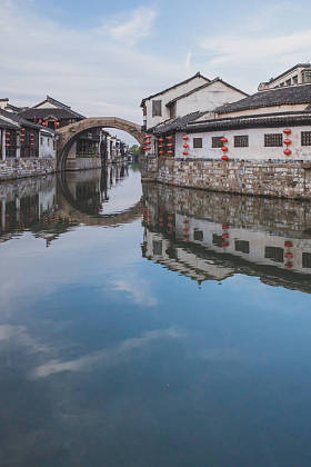 南山古镇水边中国传统建筑
