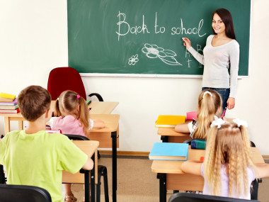 老師在教室里的黑板上寫東西圖片