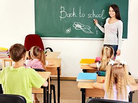 老师在教室里的黑板上写东西图片