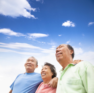 站在一起的快樂(lè)亞洲老年人