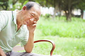 坐在公园的郁闷高级人