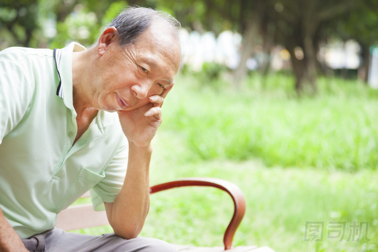 坐在公園的郁悶高級(jí)人