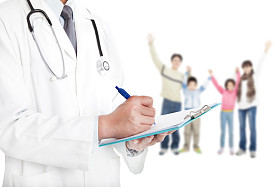 幸福的家庭与医疗护理的概念图片