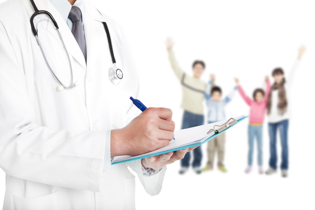 幸福的家庭与医疗护理的概念图片