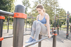 英俊的女人训练在街上隔离在早上