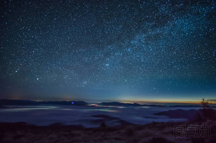 星空背景下山上的霧