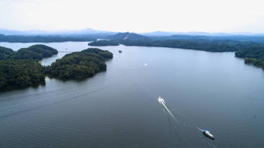 高山上美麗的湖景圖片