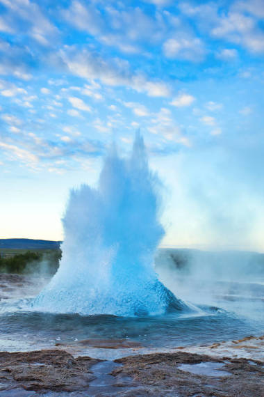 斯特羅布庫(kù)爾蓋西爾火山與明亮的藍(lán)天，冰島
