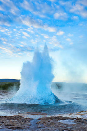 斯特罗布库尔盖西尔火山与明亮的蓝天，冰岛
