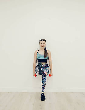 健身女孩做力量锻