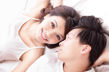幾個快樂的微笑向?qū)Ψ皆诖采峡?>
                    </a>
                    <div   id=