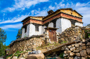 藏族村莊，在格爾木藏族自治州利塘縣帕德瑪?shù)卖斂伺恋牟厮赂浇?，有傳統(tǒng)的石屋。四川， 中國