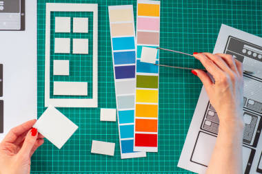 紙原型應(yīng)用手機設(shè)計師收集應(yīng)用程序的布局應(yīng)用程序的顏色匹配的德西