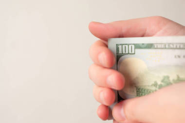 男人放了一叠美钞进去投资的概念一个