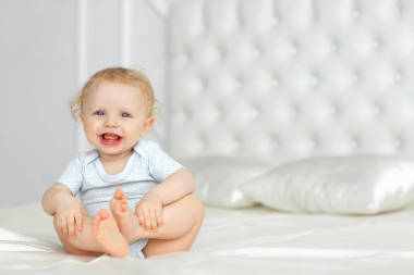 小女孩坐在被图片