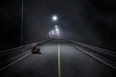 隱藏的臉坐在夜街未成年少女照片