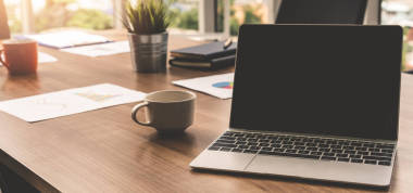 辦公空間會議室中帶開蓋的筆記本電腦