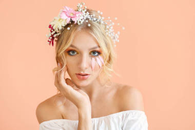 美麗的少婦與花花圈在顏色背景