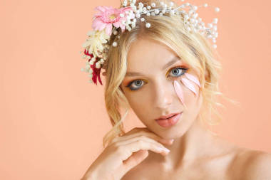 美麗的少婦與花花圈在顏色背景