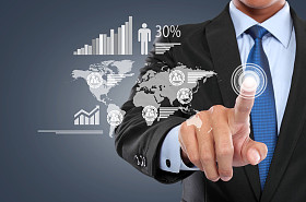 使用数字虚拟屏幕的商人图片