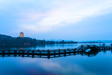 西湖以日落的景观图片