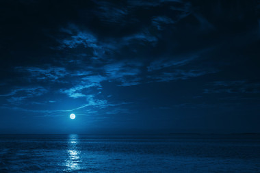 美丽午夜海景与月亮和平静的波浪